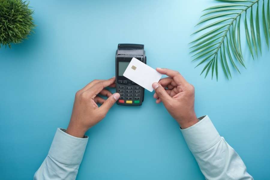 Plusieurs cartes de paiement élégantes superposées sur un clavier d'ordinateur, illustrant une carte bancaire haut de gamme.